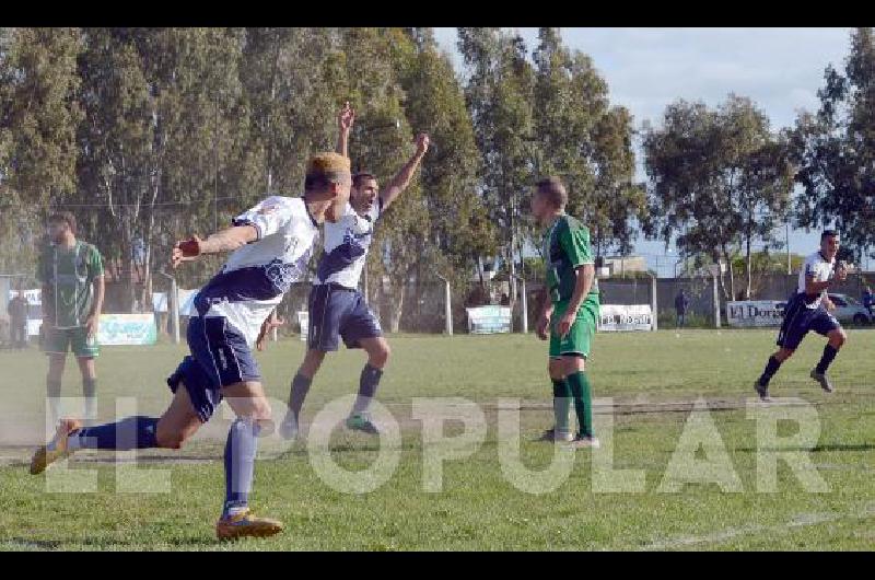 Emmanuel Devia festeja su gol el que abriÃ³ el camino de la victoria de Sierra Chica 