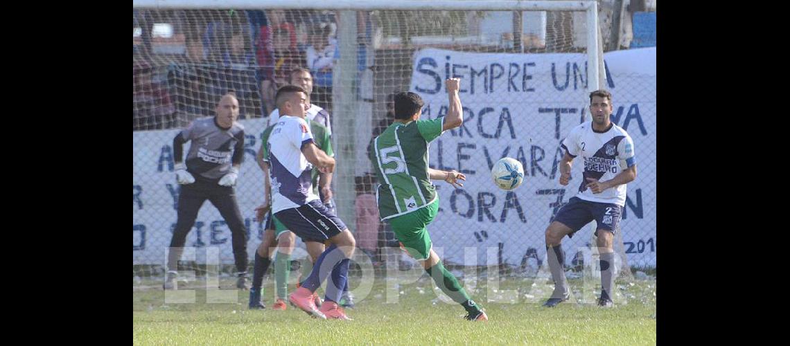 BerdÃºn espera por el remate de Colman Carlos RamÃ­rez