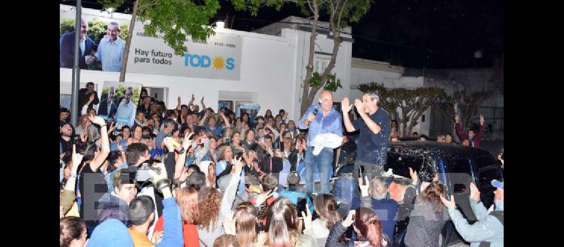 Torres y Fisher en el festejo con los simpatizantes del PJ anoche 