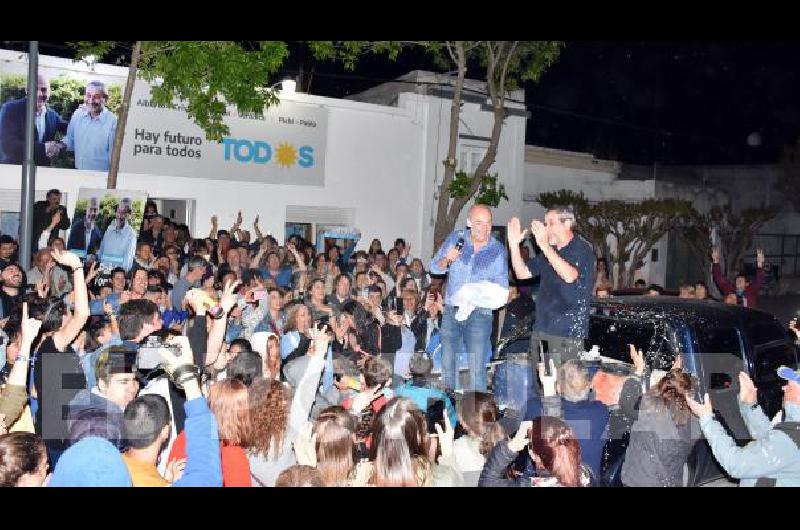 Torres y Fisher en el festejo con los simpatizantes del PJ anoche 