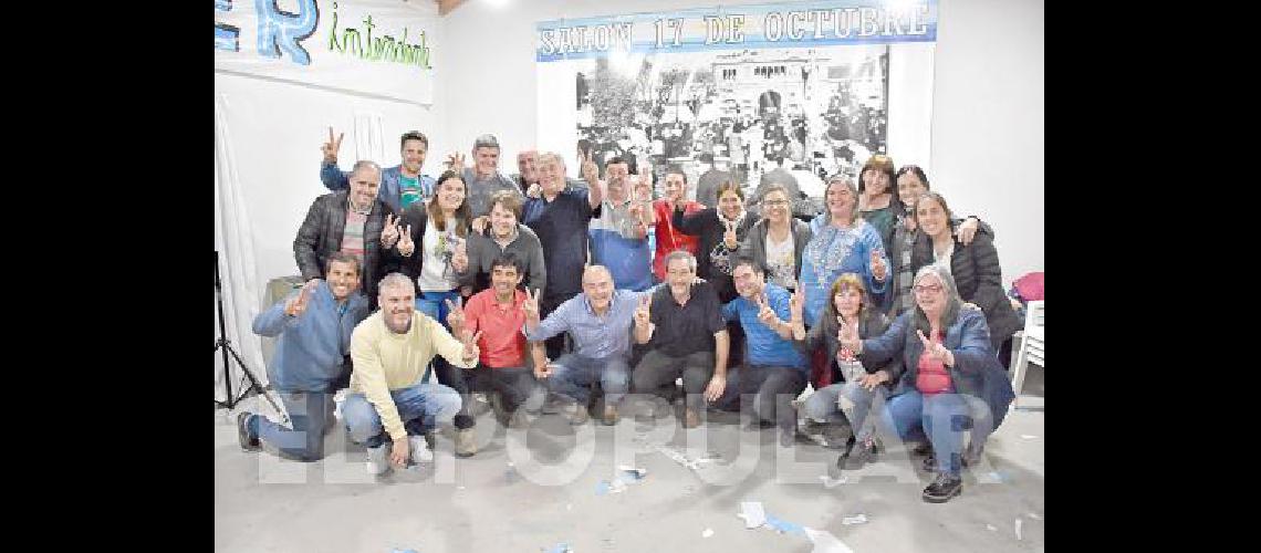 El festejo y la seÃ±al de victoria de todo su equipo de campaÃ±a 