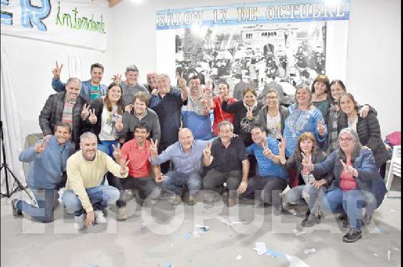 El festejo y la seÃ±al de victoria de todo su equipo de campaÃ±a 