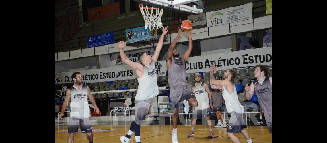 Estudiantes el equipo del Lobito Gustavo Ismael FernÃndez se entrenÃ³ en el Maxigimnasio del Parque Carlos Guerrero 