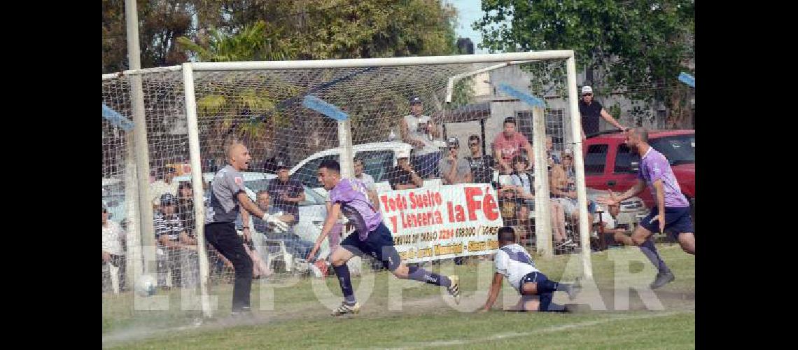 JoaquÃ­n Ayesa festeja su gol Luego de un tiro libre ganÃ³ el rebote y abriÃ³ el partido 