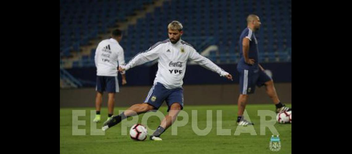 Sergio AgÃ¼ero serÃ titular hoy ante Uruguay 