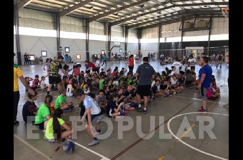 Cierre de antildeo en mini voacuteleibol