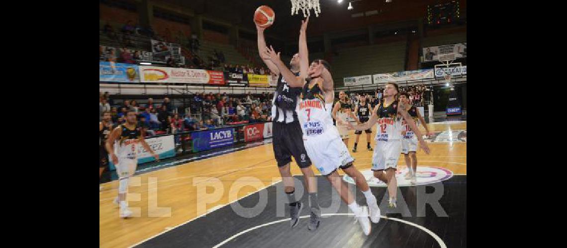 Santiago Arese con 17 puntos fue uno de los goleadores del Bataraz ante TomÃs de Rocamora 