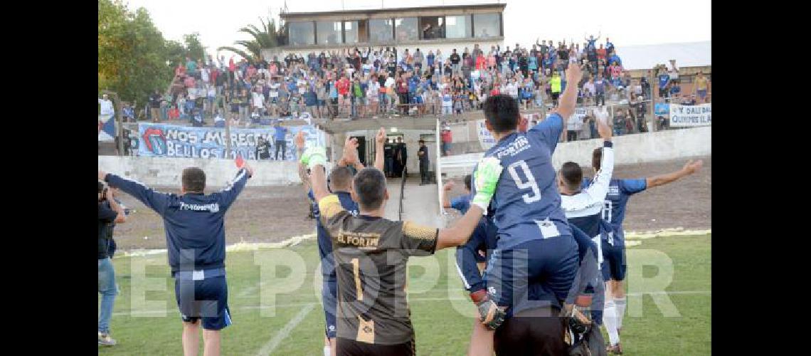 Quimey MarÃ­n (9) festeja con su gente El FortÃ­n se quedÃ³ con el torneo Clausura 