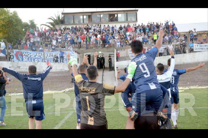 Quimey MarÃ­n (9) festeja con su gente El FortÃ­n se quedÃ³ con el torneo Clausura 