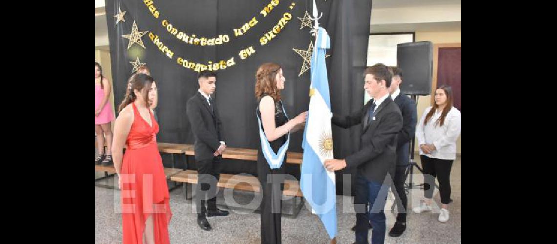 Momento de la ceremonia del cambio de abanderados 