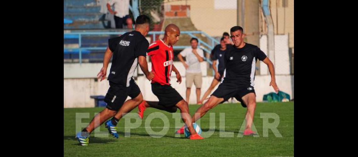 Racing y Barracas Central se midieron en un amistoso de pretemporada 