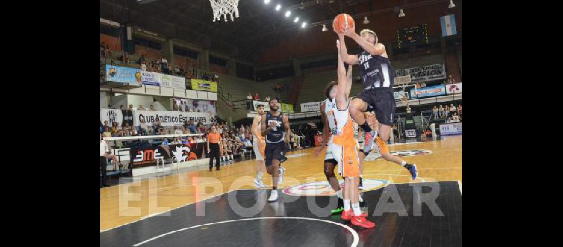 AgustÃ­n Brocal con 14 puntos fue uno de los goleadores de Estudiantes frente a Atenas de Carmen de Patagones 