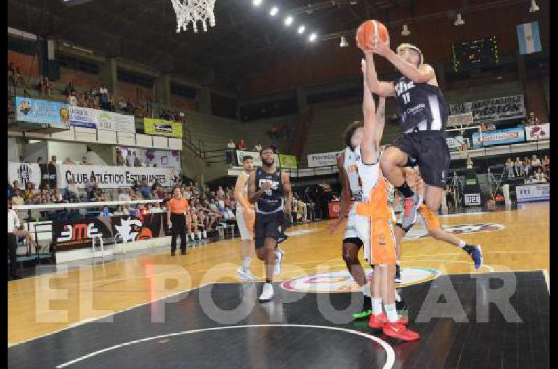 AgustÃ­n Brocal con 14 puntos fue uno de los goleadores de Estudiantes frente a Atenas de Carmen de Patagones 