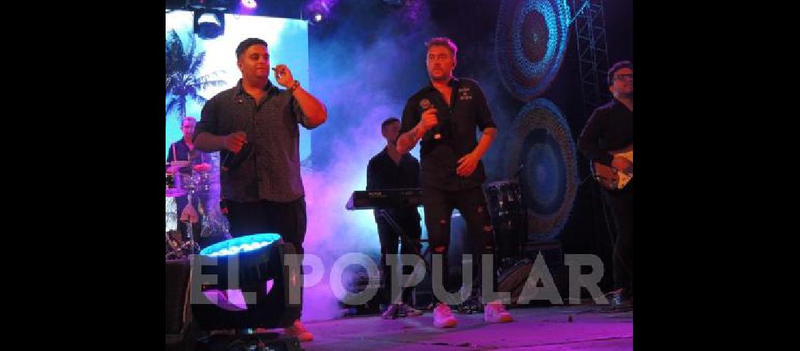 JuliÃ�n Bruno junto a su banda que presentÃ³ un recital de cumbia y cuarteto que cerraron una gran jornada 