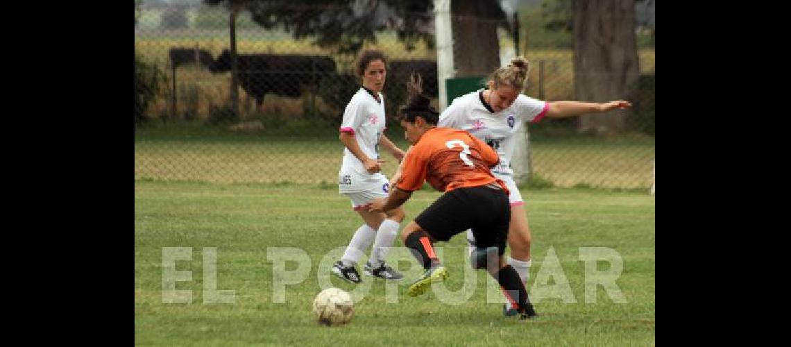 Jaqueline MartÃ­n autora de los dos goles de PueyrredÃ³n 