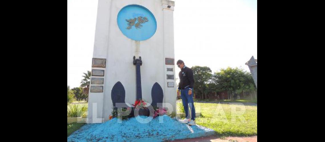 Jorge Rinaldi en nombre del Centro de Ex Combatientes y Movilizados de La Madrid colocÃ³ una ofrenda floral en el monolito que homenajea la gesta de 1982 