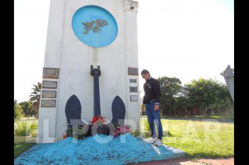 Jorge Rinaldi en nombre del Centro de Ex Combatientes y Movilizados de La Madrid colocÃ³ una ofrenda floral en el monolito que homenajea la gesta de 1982 