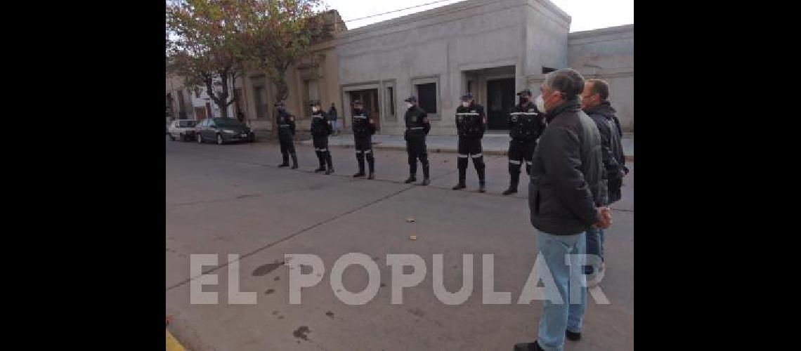 Los Bomberos Voluntarios de La Madrid celebraron su dÃ­a con la tradicional formaciÃ³n en las puertas del Cuartel 