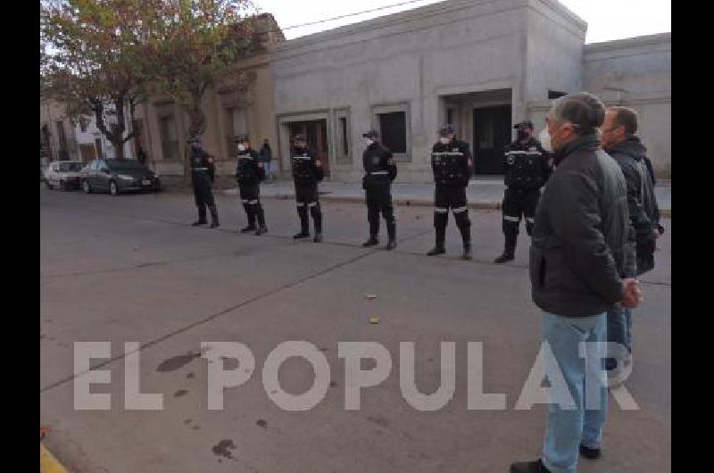 Los Bomberos Voluntarios de La Madrid celebraron su dÃ­a con la tradicional formaciÃ³n en las puertas del Cuartel 