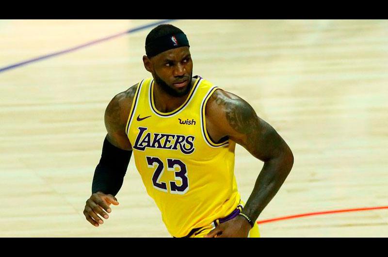 LeBron James- Por un paso que alguien da los negros tenemos que dar cinco maacutes