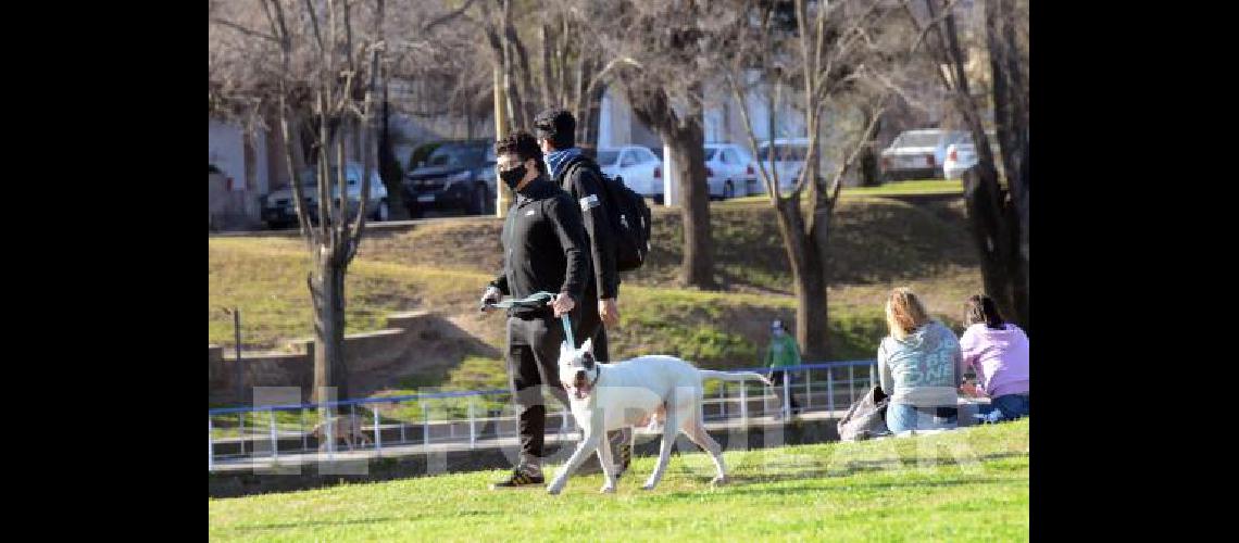 Muchos olavarrienses disfrutaron la jornada soleada y fresca en los parques 