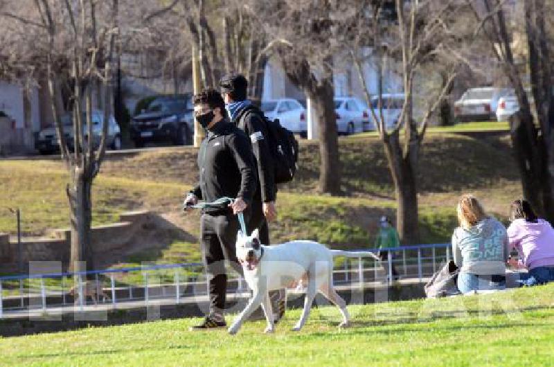 Muchos olavarrienses disfrutaron la jornada soleada y fresca en los parques 