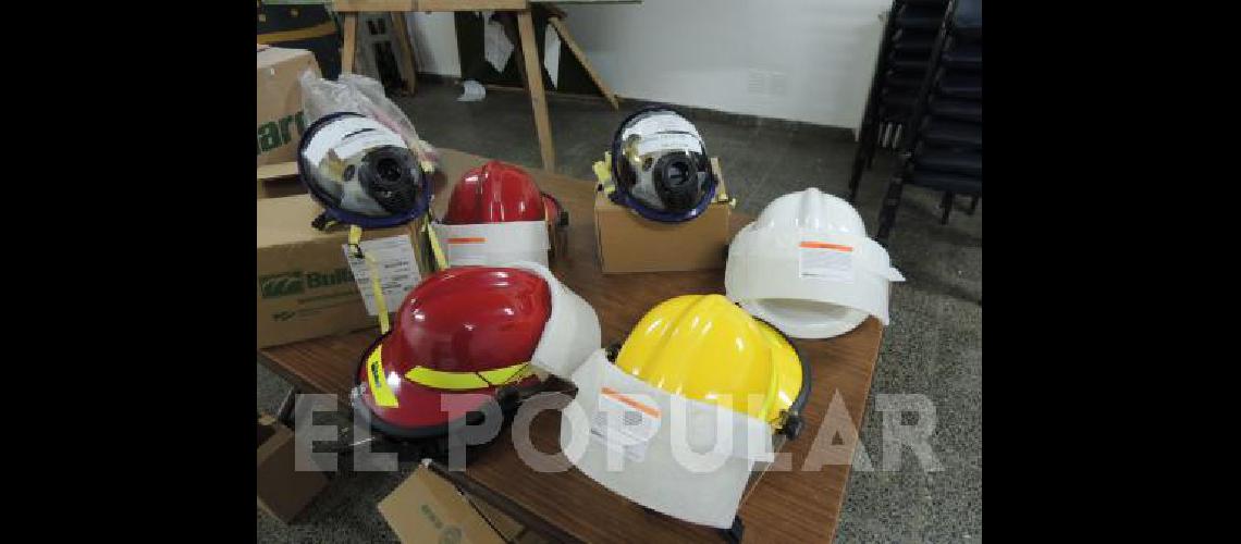 Los Bomberos Voluntarios de La Madrid compraron nuevos cascos y mÃ�scaras para los equipos de respiraciÃ³n autÃ³noma 