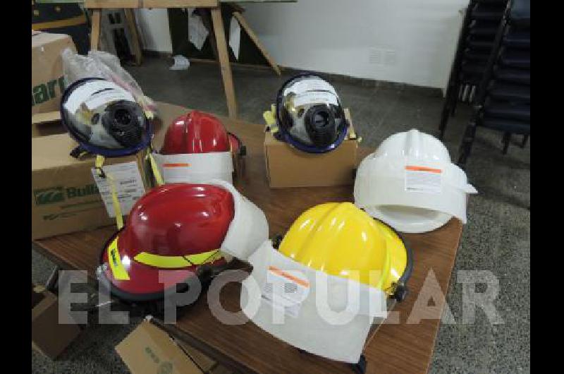 Los Bomberos Voluntarios de La Madrid compraron nuevos cascos y mÃ�scaras para los equipos de respiraciÃ³n autÃ³noma 