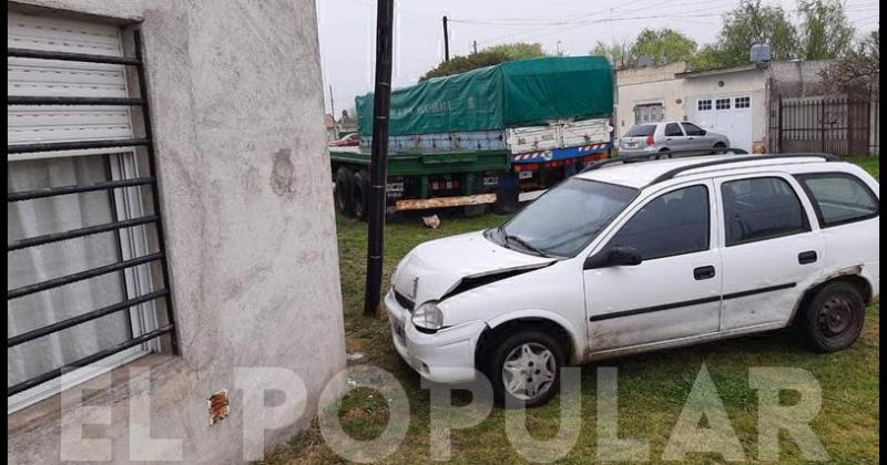 Dos autos impactaron y uno terminoacute en una vereda a centiacutemetros de una casa de familia