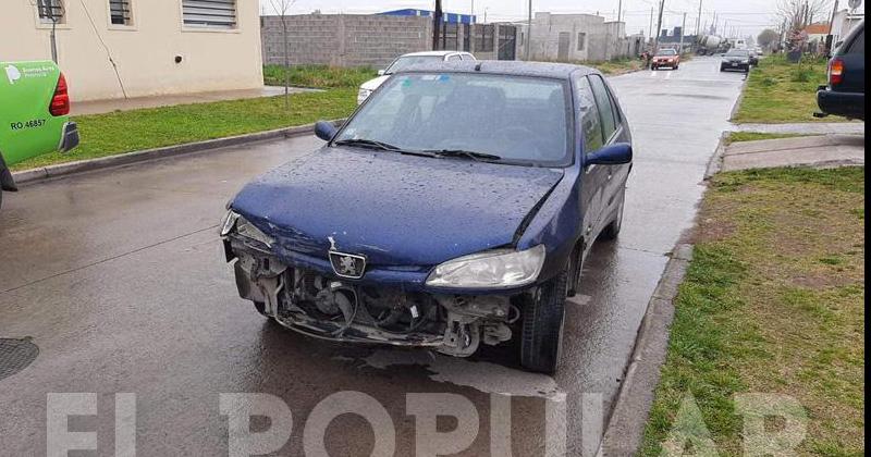 Dos autos impactaron y uno terminoacute en una vereda a centiacutemetros de una casa de familia