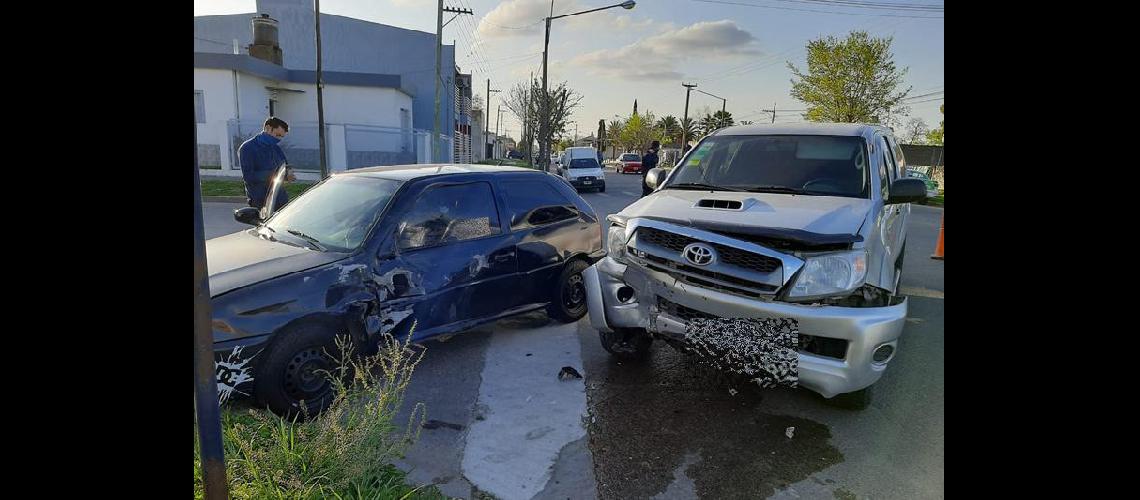 Fuerte choque entre un auto y una camioneta