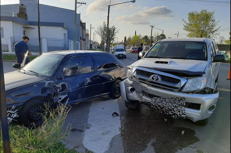 Fuerte choque entre un auto y una camioneta