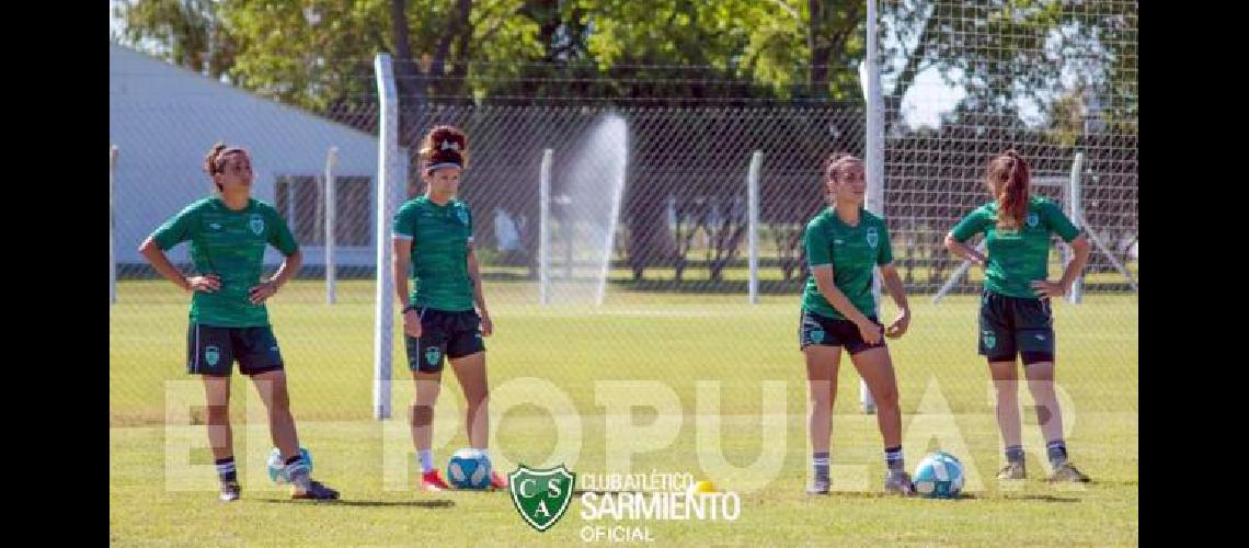 Camila Torres (a la izquierda) es parte del plantel de Sarmiento de JunÃ­n 