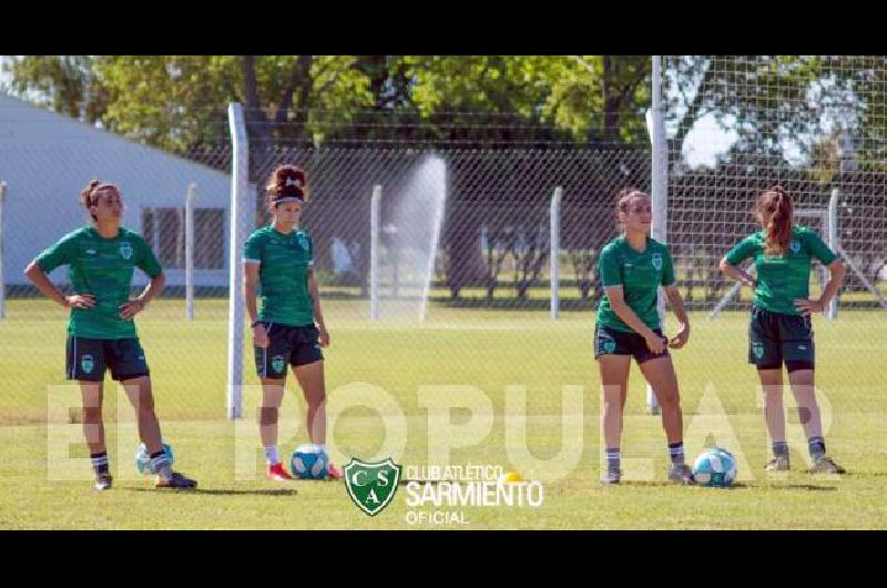 Camila Torres (a la izquierda) es parte del plantel de Sarmiento de JunÃ­n 