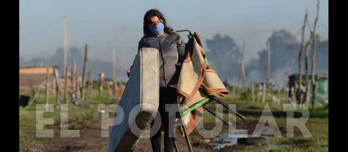 Una mujer se lleva sus tres pertenencias mientras 4000 policÃ­as expulsan a la gente sin nada del predio de Guernica 