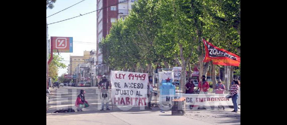 La Mesa de Emergencia reclamando viviendas en la escalinata del Municipio Una protesta como tantas vendida como intento de toma al Municipio 