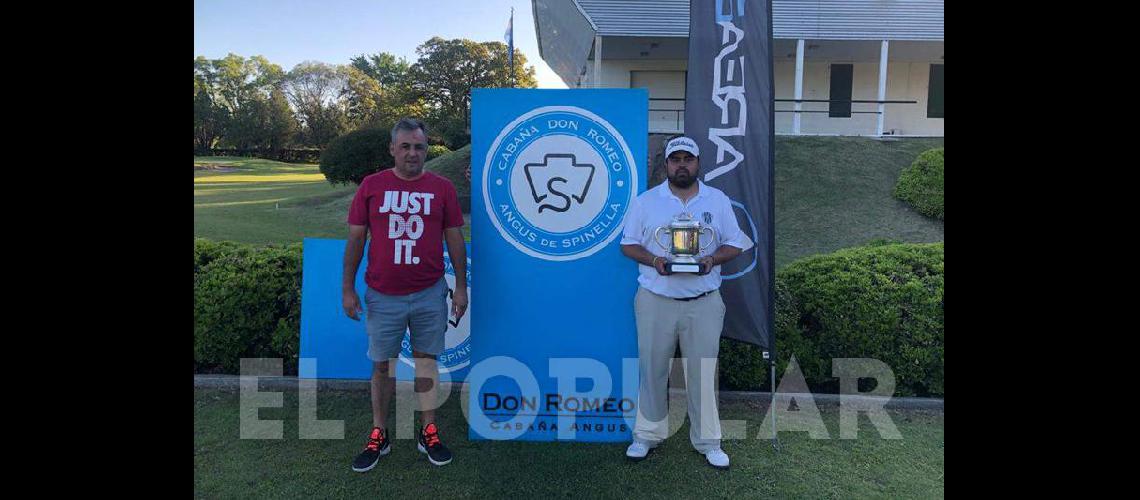 Pablo FarÃ­as (hijo de Oscar) junto al ganador del torneo 