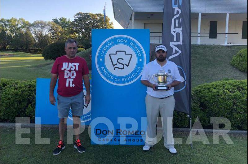 Pablo FarÃ­as (hijo de Oscar) junto al ganador del torneo 