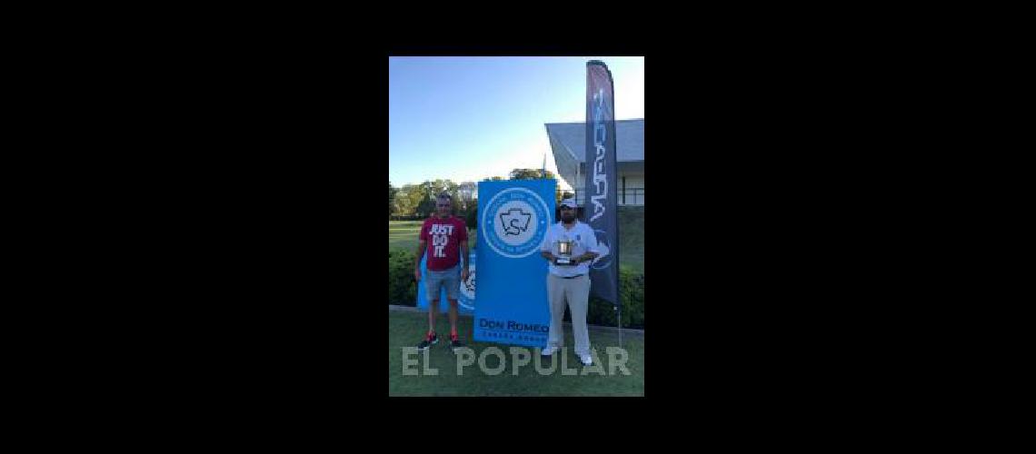 Pablo FarÃ­as (hijo de Oscar) junto al ganador del torneo 