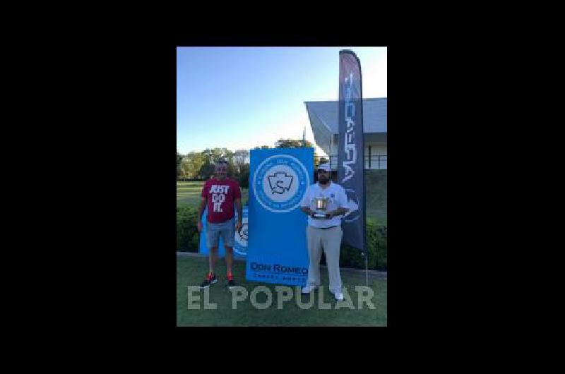 Pablo FarÃ­as (hijo de Oscar) junto al ganador del torneo 