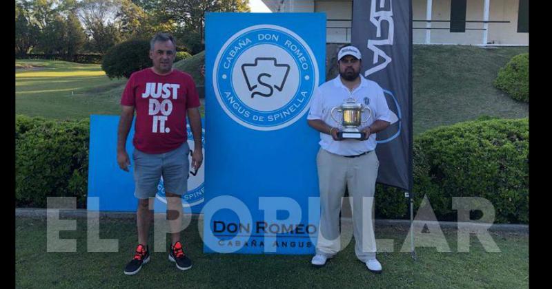 Pablo Farías (hijo de Oscar) junto al ganador del torneo