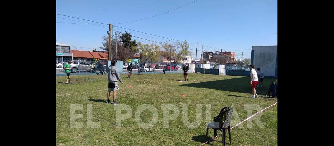 Los chicos de Racing trabajan al aire libre