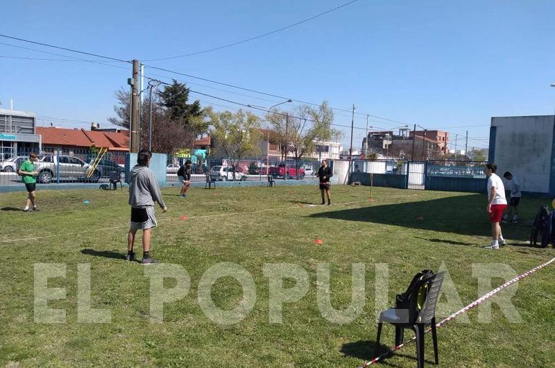 Los chicos de Racing trabajan al aire libre