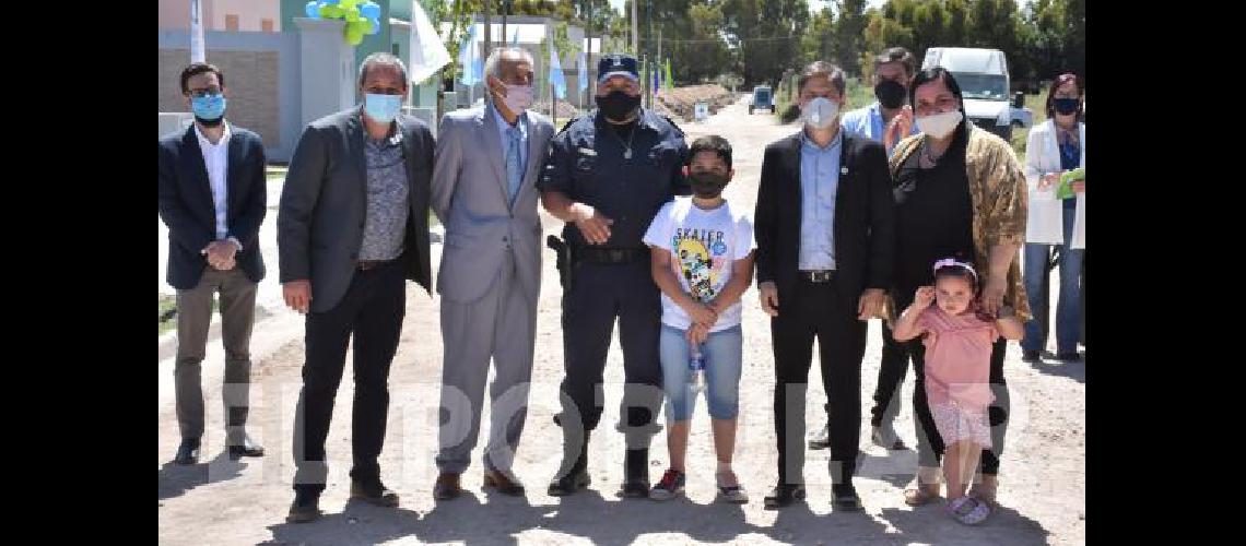 Juan Ignacio Rojas recibiÃ³ las llaves de su vivienda de manos el gobernador 