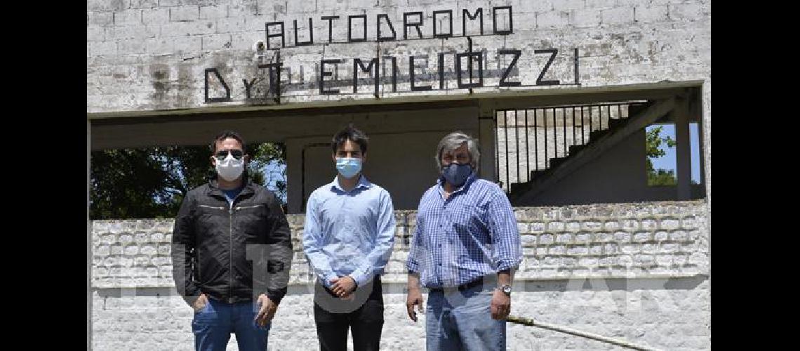 Guido Serafini y Juan Manuel Alessi por Copam junto con el vicepresidente de Estudiantes Carlos Emiliozzi 