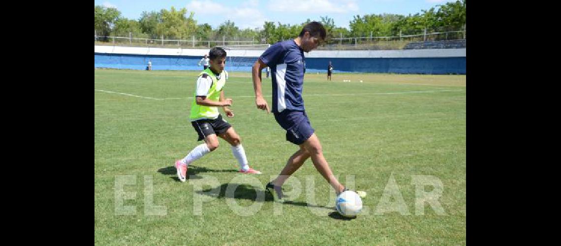 Racing y Estudiantes jugaron ayer un encuentro informal en el estadio del Chaira 