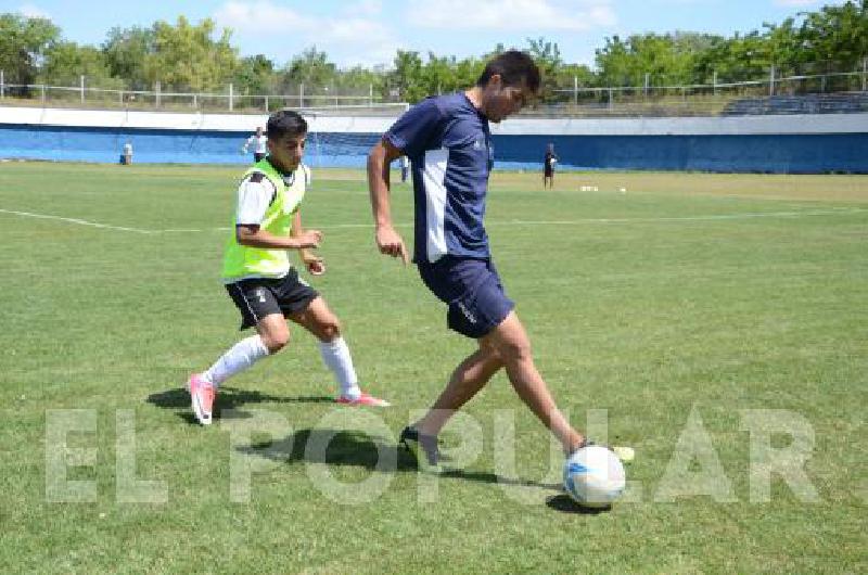 Racing y Estudiantes jugaron ayer un encuentro informal en el estadio del Chaira 