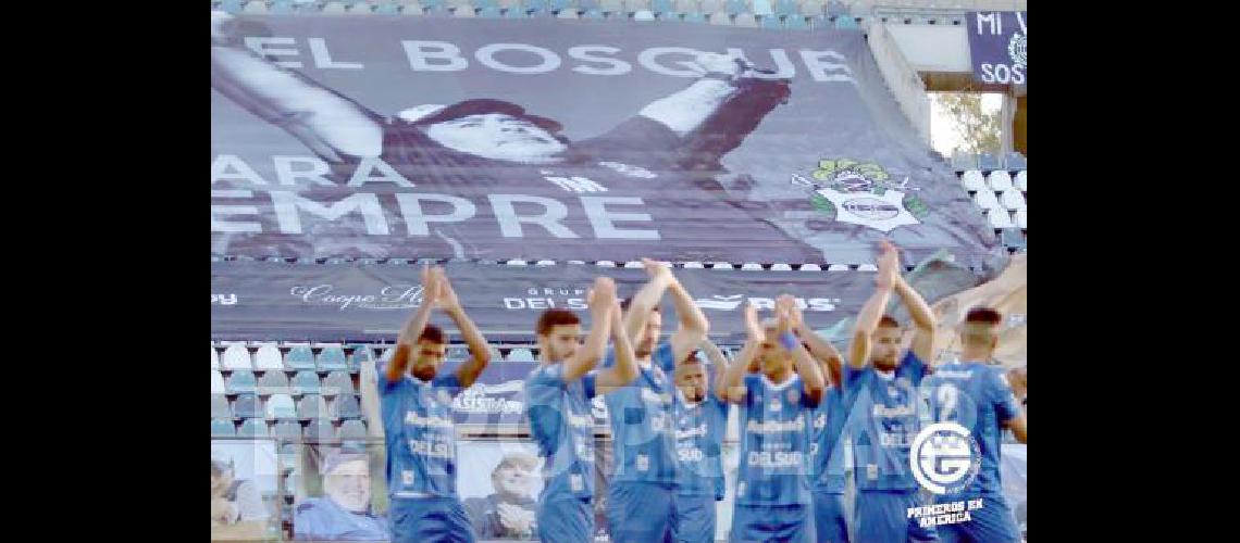 Gimnasia le rindiÃ³ homenaje a Maradona El equipo logrÃ³ la clasificaciÃ³n 