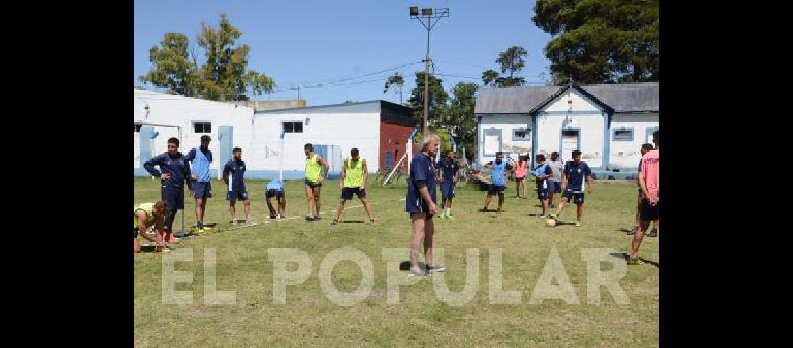 Francisco Russo trabaja con el plantel de Racing El objetivo es pelear por el ascenso 