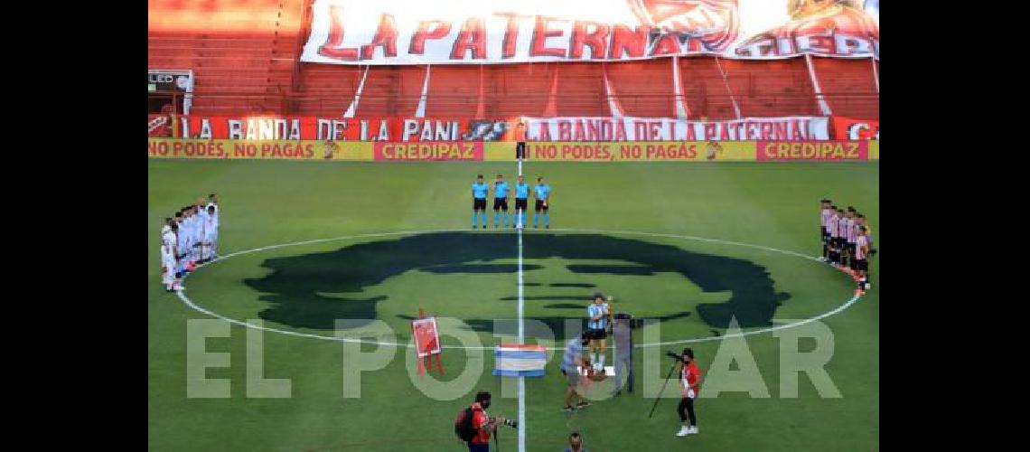 El rostro de Maradona sobre el cÃ©sped del estadio que lleva su nombre 